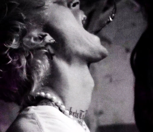 kiss kiss – Machine Gun Kelly kiss-kiss---Machine-Gun-Kelly