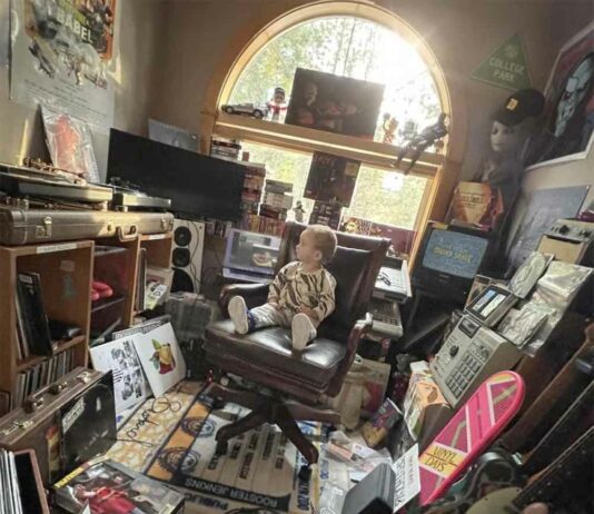 Vinyl Days – Logic Feat. DJ Premier Vinyl Days - Logic Feat. DJ Premier